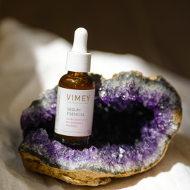 Serum esencial con ácido hialuronico, niacinamida y alantoína.